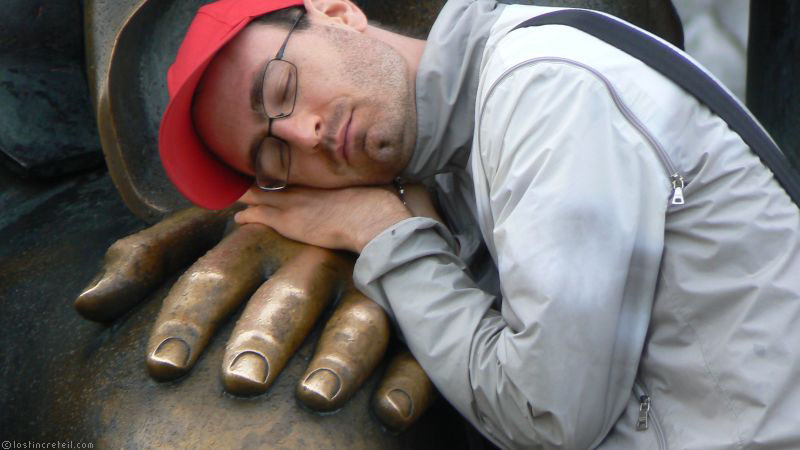 Sleeping on Karl Marx's knees - Berlin - Photo by Gwenola Wagon